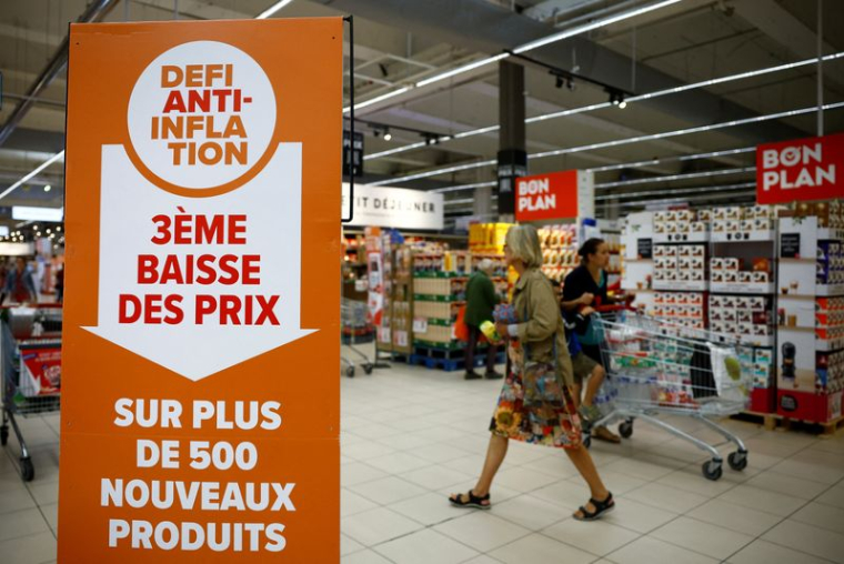 Des clients font leurs courses dans un supermarché près de Paris