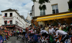 Le peloton à Montmartre lors des JO de Paris, le 3 août 2024 ( AFP / Dimitar DILKOFF )