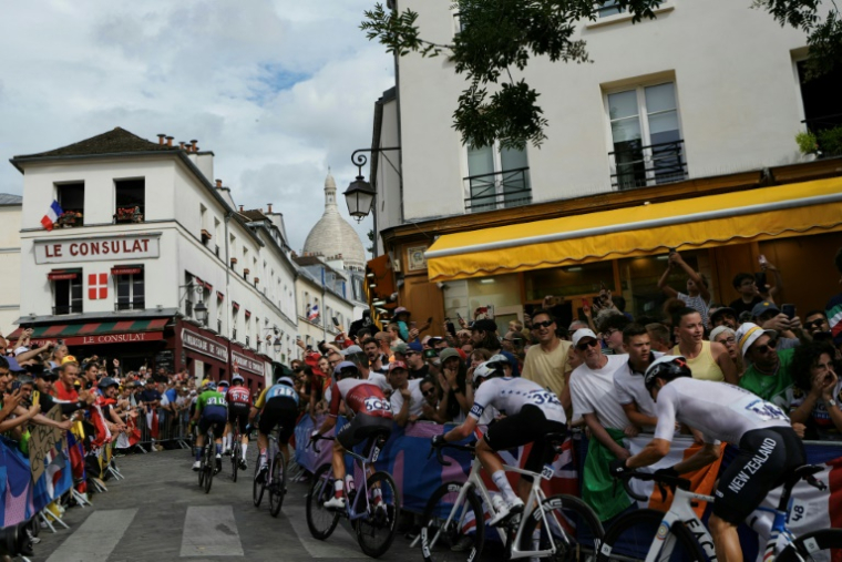 Le peloton à Montmartre lors des JO de Paris, le 3 août 2024 ( AFP / Dimitar DILKOFF )