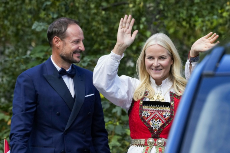Le prince héritier Haakon et la princesse héritière Mette-Marit photographiés à l'hôtel Union sur Vinjevollen, à Geiranger, après la cérémonie de mariage de la princesse Märtha Louise et de Durek Verrett, le 31 août 2024. ( NTB / Cornelius Poppe )