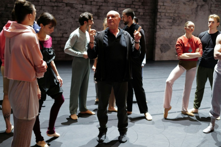 Le danseur et chorégraphe français Jean-Christophe Maillot (C), du Ballet de Monte-Carlo, lors de la répétition de son spectacle de ballet « Ma Bayadère », à Monaco, le 22 décembre 2025 ( AFP / Valery HACHE )