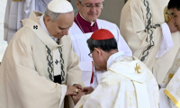 Le cardinal philippin Luis Antonio Gokim Tagle remet l'anneau du pêcheur au doigt du pape Léon XIV lors d'une messe pour le début de son pontificat, sur la place Saint-Pierre au Vatican, le 18 mai 2025. ( AFP / Filippo MONTEFORTE )