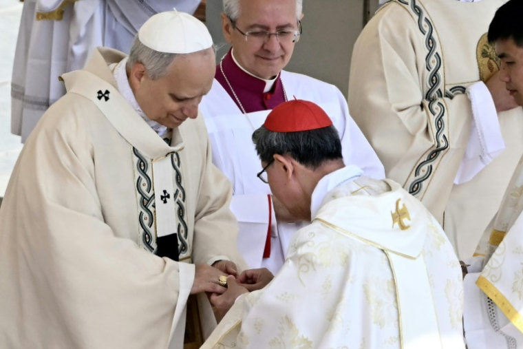 Le cardinal philippin Luis Antonio Gokim Tagle met l'anneau du pêcheur au doigt du pape Léon XIV lors d'une messe pour le début de son pontificat, place Saint-Pierre au Vatican, le 18 mai 2025 ( AFP / Filippo MONTEFORTE )