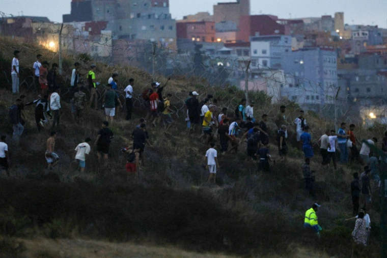Des personnes sont rassemblées sur une colline près de Bab Sebta, à la frontière entre le Maroc et l’Espagne, près de l’enclave espagnole de Ceuta et de la ville marocaine de Fnideq, le 30 juillet 2026 ( AFP / Abdelmajid BZIOUAT )