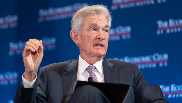 Jerome Powell, le président de la Fed, lors d'une discussion au Club économique de Washington, en juillet 2024. (crédit : Fed)