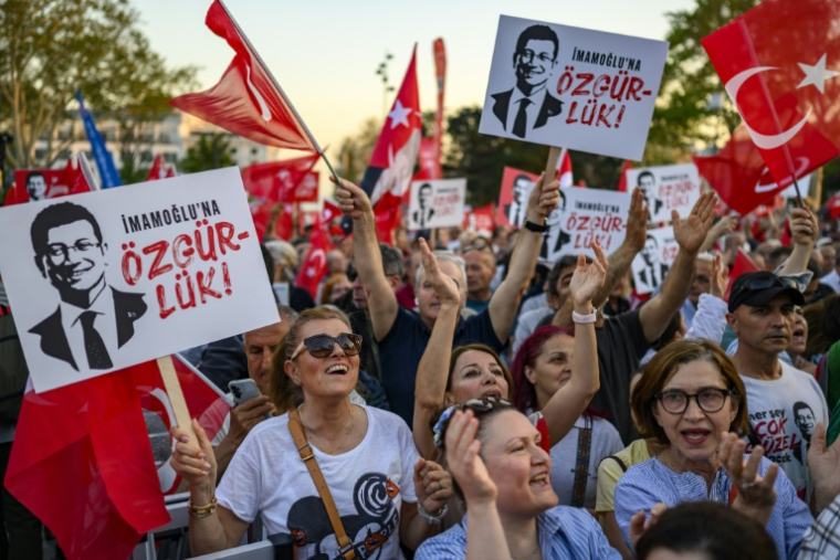 Plusieurs dizaines de milliers de personnes se sont rassemblées le 7 mai 2025 à Istanbul en soutien au maire emprisonné de la ville ( AFP / Yasin AKGUL )