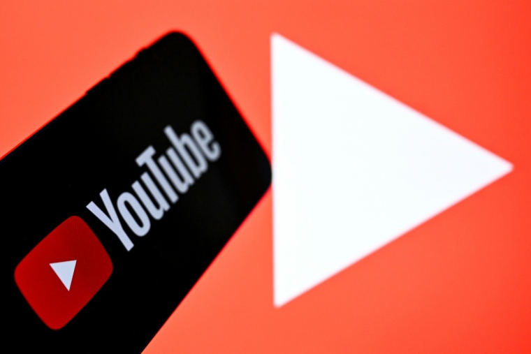 YouTube, propriété de l'américain Google, se regarde sur smartphone en premier lieu ( AFP / Kirill KUDRYAVTSEV )