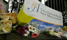 Des fleurs déposées devant l'entrée du collège-lycée privé catholique Saint-Thomas d'Aquin, après la mort d'une professeure poignardée par un élève, le 23 février 2023 à Saint-Jean-de-Luz, dans le sud-ouest de la France ( AFP / GAIZKA IROZ )