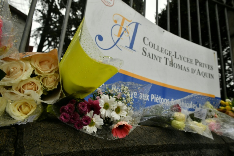 Des fleurs déposées devant l'entrée du collège-lycée privé catholique Saint-Thomas d'Aquin, après la mort d'une professeure poignardée par un élève, le 23 février 2023 à Saint-Jean-de-Luz, dans le sud-ouest de la France ( AFP / GAIZKA IROZ )