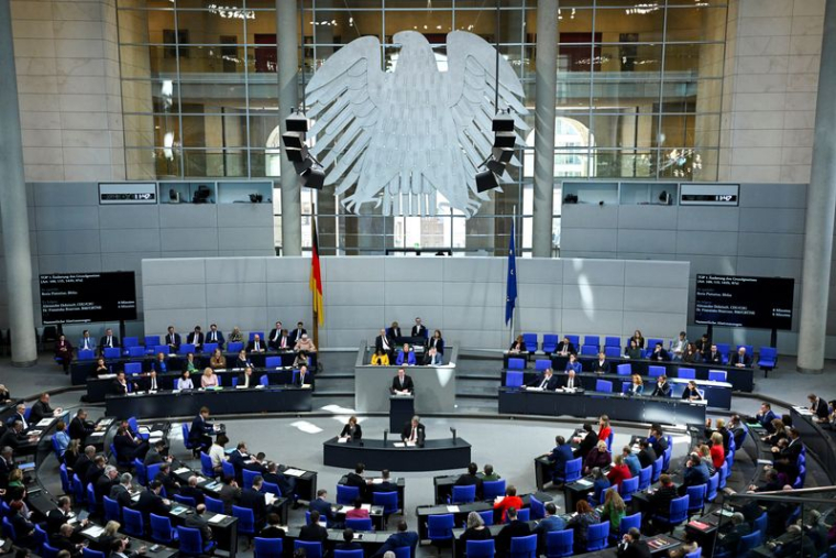 Le ministre allemand de la Défense Boris Pistorius s'exprime lors d'une session extraordinaire de la chambre basse sortante du parlement, le Bundestag