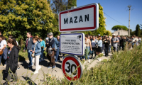 Des personnes participent à une marche dans et autour du village de Mazan, dans le Vaucluse, pour soutenir Gisèle Pelicot et protester contre la violence envers les femmes, le 5 octobre 2024 ( AFP / CLEMENT MAHOUDEAU )