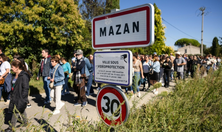 Des personnes participent à une marche dans et autour du village de Mazan, dans le Vaucluse, pour soutenir Gisèle Pelicot et protester contre la violence envers les femmes, le 5 octobre 2024 ( AFP / CLEMENT MAHOUDEAU )