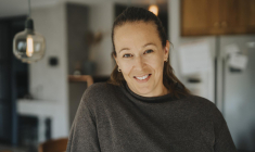 L’important pour Claire est de rester alignée avec ses objectifs financiers et sa tolérance au risque, et de réévaluer périodiquement son portefeuille face aux évolutions des marchés. ( crédit photo : Getty Images/Maskot )