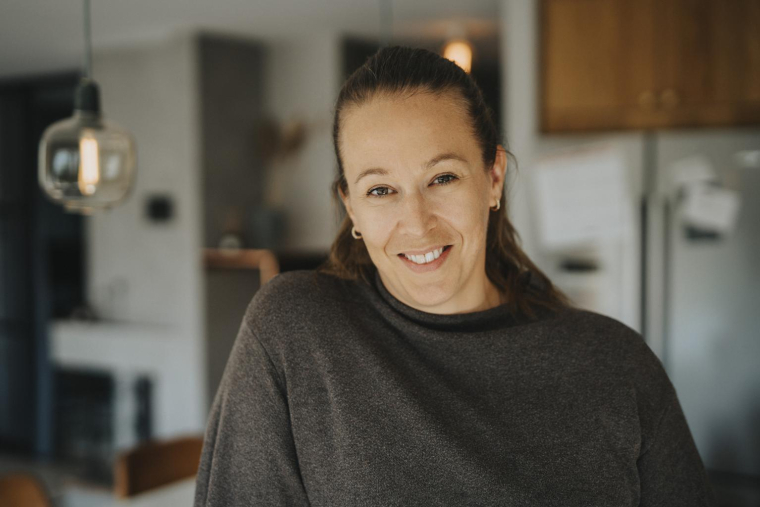 L’important pour Claire est de rester alignée avec ses objectifs financiers et sa tolérance au risque, et de réévaluer périodiquement son portefeuille face aux évolutions des marchés. ( crédit photo : Getty Images/Maskot )