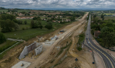 Vue aérienne du chantier de construction de l'autoroute A69 Toulouse-Castres, près de la commune rurale de Saint-Germain-des-Prés, le 7 mai 2025 dans le Tarn ( AFP / Ed JONES )