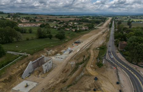 Vue aérienne du chantier de construction de l'autoroute A69 Toulouse-Castres, près de la commune rurale de Saint-Germain-des-Prés, le 7 mai 2025 dans le Tarn ( AFP / Ed JONES )