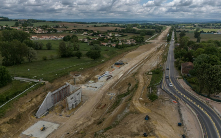 Vue aérienne du chantier de construction de l'autoroute A69 Toulouse-Castres, près de la commune rurale de Saint-Germain-des-Prés, le 7 mai 2025 dans le Tarn ( AFP / Ed JONES )