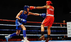Les françaises Emilie Sonvico en rouge et Maelys Richol en bleu s'affrontent dans la catégorie féminine élite des 66kg au Centre de Convention de Pueblo