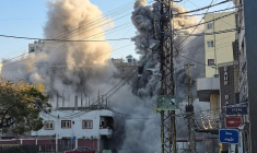 La fumée d'une frappe aérienne israélienne ciblant les bureaux d'Al-Qard al-Hassan, société de microcrédits liée au Hezbollah, dans la ville côtière de Tyr, au sud du Liban, le 2 mars 2026 ( AFP / KAWNAT HAJU )