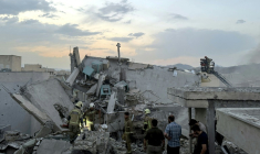 Des habitants et des secouristes se rassemblent sur un bâtiment touché par une frappe israélienne à Téhéran, le 13 juin 2025 ( TASNIM NEWS / MEGHDAD MADADI )