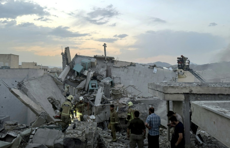 Des habitants et des secouristes se rassemblent sur un bâtiment touché par une frappe israélienne à Téhéran, le 13 juin 2025 ( TASNIM NEWS / MEGHDAD MADADI )