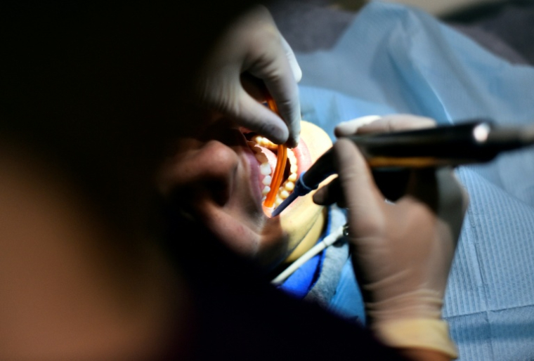 Un ex-dentiste de 61 ans comparaît devant le tribunal correctionnel de Mende (Lozère), accusé d'avoir escroqué la sécurité sociale en pratiquant des opérations médicalement injustifiées et bâclées ayant occasionné des mutilations chez des dizaines de ses patients ( AFP / LOIC VENANCE )