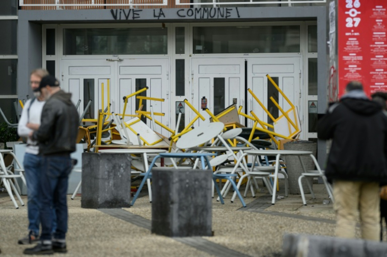 Un entassement de chaises bloque l'entrée d'un bâtiment de l'Université Rennes 2, le 12 octobre 2026 ( AFP / Loic VENANCE )