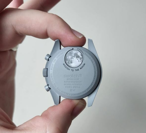 Les marques horlogères Swatch et Omega revisitent la mythique Speedmaster « Moonwatch ». crédit photo : Capture d'écran Instagram @zoe_chanwaiyin/@horasyminutos/@rictime