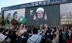 Des soutiens du Hezbollah suivent un discours télévisé du chef du mouvement libanais pro-iranien commémorant l'assassinat par Israël de son dirigeant charismatique en 2024, dans la banlieue sud de Beyrouth le 27 septembre 2026 ( AFP / Anwar AMRO )