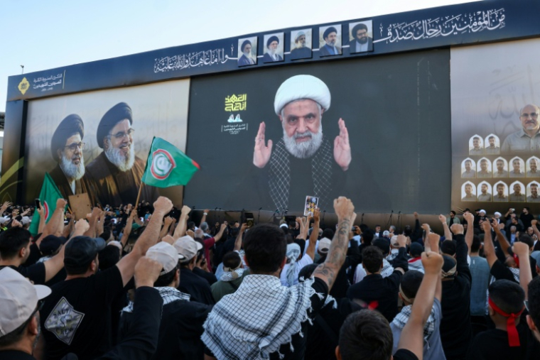 Des soutiens du Hezbollah suivent un discours télévisé du chef du mouvement libanais pro-iranien commémorant l'assassinat par Israël de son dirigeant charismatique en 2024, dans la banlieue sud de Beyrouth le 27 septembre 2026 ( AFP / Anwar AMRO )