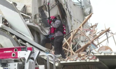 Israël: les secours sur le site d'une frappe iranienne meurtrière sur le centre d'Israël