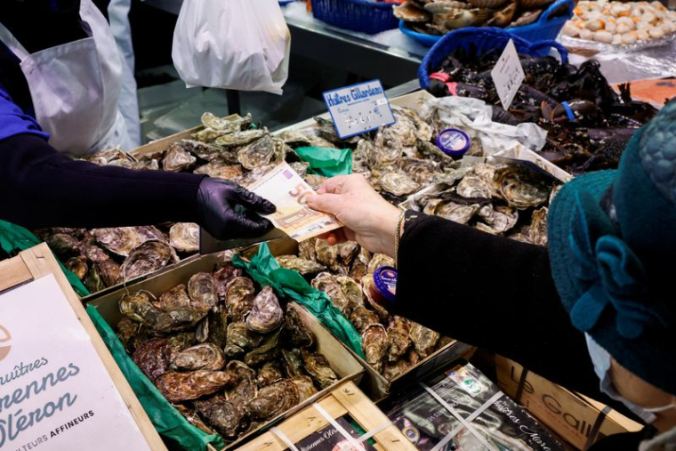 Des personnes font leurs courses à Paris