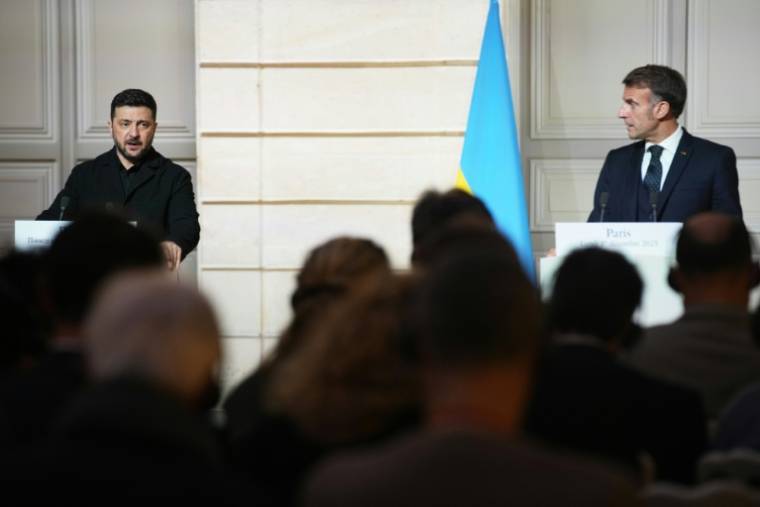 Le président ukrainien Volodymyr Zelensky (g) et le président Emmanuel Macron lors d'une conférence de presse à l'Elysée, le 1er décembre 2025 à Paris ( POOL / Christophe Ena )