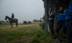 Les gendarmes dans un centre équestre lors des recherches pour retrouver Lyhanna, disparue depuis le 29 mai, le 4 juin 2026 à Fleurance dans le Gers ( AFP / Ed JONES )