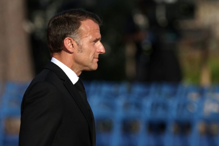Le président Emmanuel Macron arrive à la cérémonie, le 14 juillet 2026 à Nice, marquant le 10e anniversaire de l'attentat de Nice en juillet 2016 ( AFP / Valery HACHE )