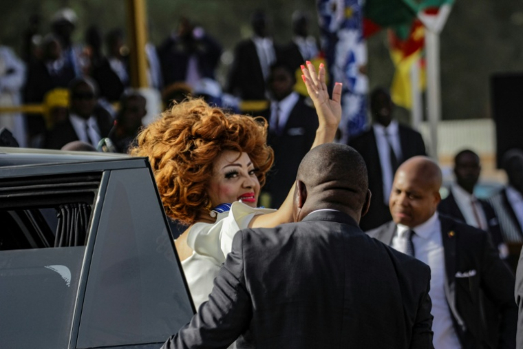 La Première Dame du Cameroun, Chantal Biya, épouse du président sortant Paul Biya, salue ses partisans à son arrivée à un rassemblement de campagne à Maroua le 7 octobre 2025 ( AFP / Robert Fimbaye )