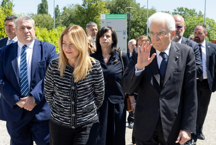 Photo publiée par les services de la présidence italienne montrant le président Sergio Mattarella (D) et la présidente du Conseil Giorgia Meloni (G) se rendant au chevet de victimes renversées par un conducteur, le 17 mai 2026 à Modène  ( AFP / Paolo Giandotti )