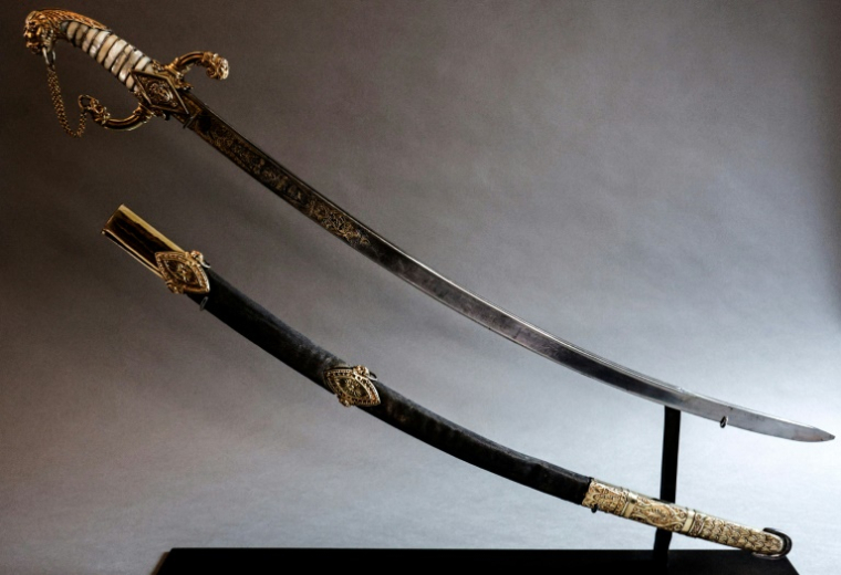 Un sabre ayant appartenu à Napoléon exposé à l'hôtel Drouot avant sa vente aux enchères en mai, le 25 avril 2025 à Paris ( AFP / STEPHANE DE SAKUTIN )