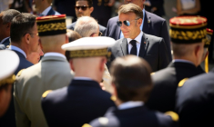 FLe président Emmanuel Macron (c) salue des officiers supérieurs à l'issue du traditionnel discours aux armées à l'hôtel de Brienne, à Paris, le 13 juillet 2026, à la veille du défilé annuel du 14 Juillet ( POOL / Thomas Padilla )