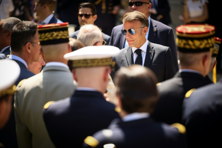 FLe président Emmanuel Macron (c) salue des officiers supérieurs à l'issue du traditionnel discours aux armées à l'hôtel de Brienne, à Paris, le 13 juillet 2026, à la veille du défilé annuel du 14 Juillet ( POOL / Thomas Padilla )