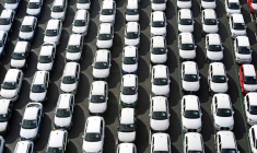 Des voitures Volkswagen destinées à l'exportation sont vues dans le port d'Emden