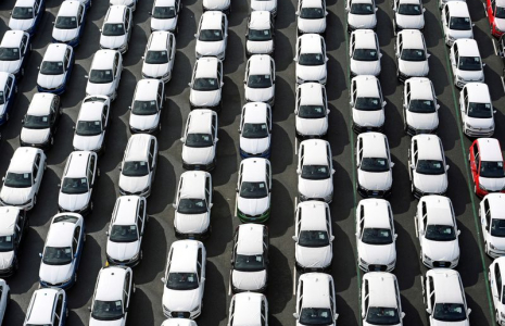 Des voitures Volkswagen destinées à l'exportation sont vues dans le port d'Emden