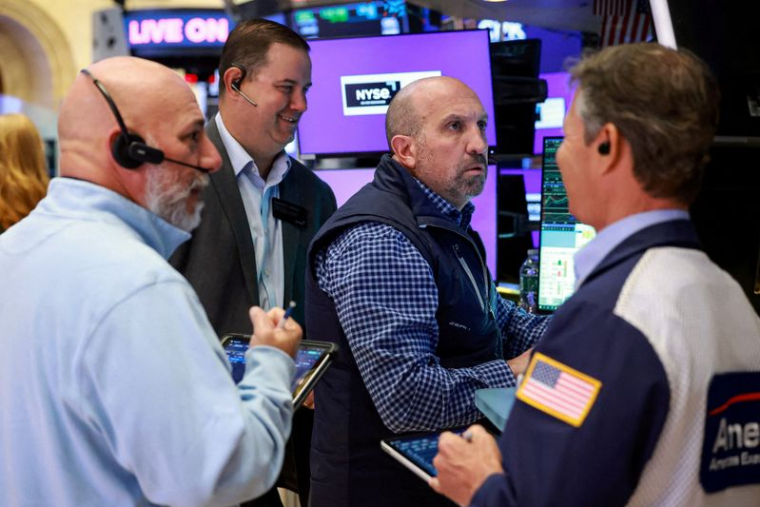 PHOTO DE FICHIER : Des traders travaillent sur le parquet du NYSE à New York