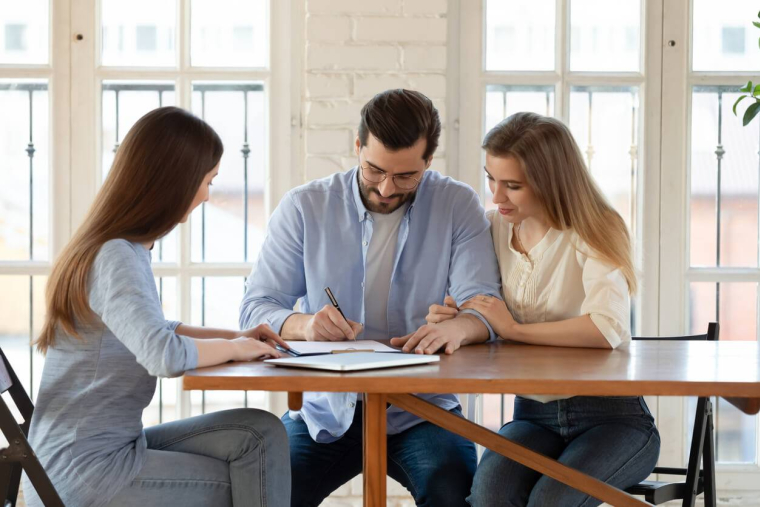 Bon de visite en immobilier : un document clé mais souvent mal compris / iStock.com -  fizkes