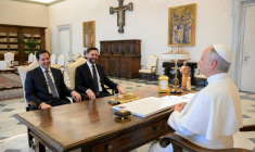 Cette photo fournie par Vatican Media, prise le 19 mai 2025, montre le secrétaire d'Etat américain Marco Rubio (gauche) et le vice-président amércain JD Vance en audience avec le pape Léon XIV au Vatican ( VATICAN MEDIA / Handout )