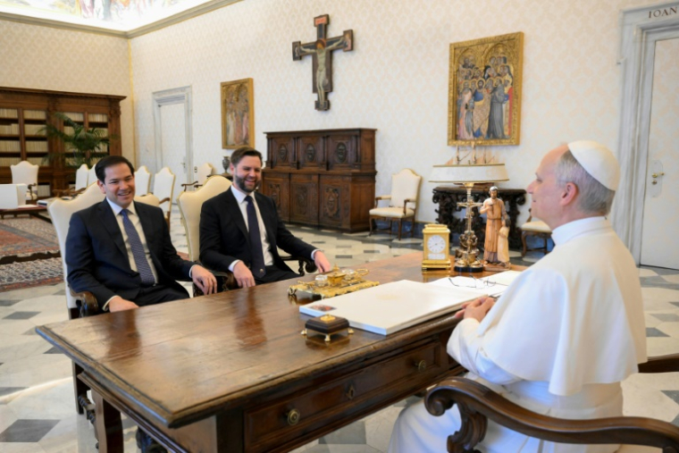 Cette photo fournie par Vatican Media, prise le 19 mai 2025, montre le secrétaire d'Etat américain Marco Rubio (gauche) et le vice-président amércain JD Vance en audience avec le pape Léon XIV au Vatican ( VATICAN MEDIA / Handout )