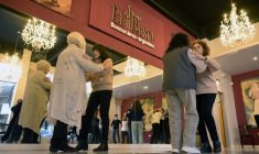 Des femmes souffrant de la maladie de Parkinson dansent le tango lors d'une séance de "tango-thérapie", à  Buenos Aires, le 26 août 2025 ( AFP / JUAN MABROMATA )