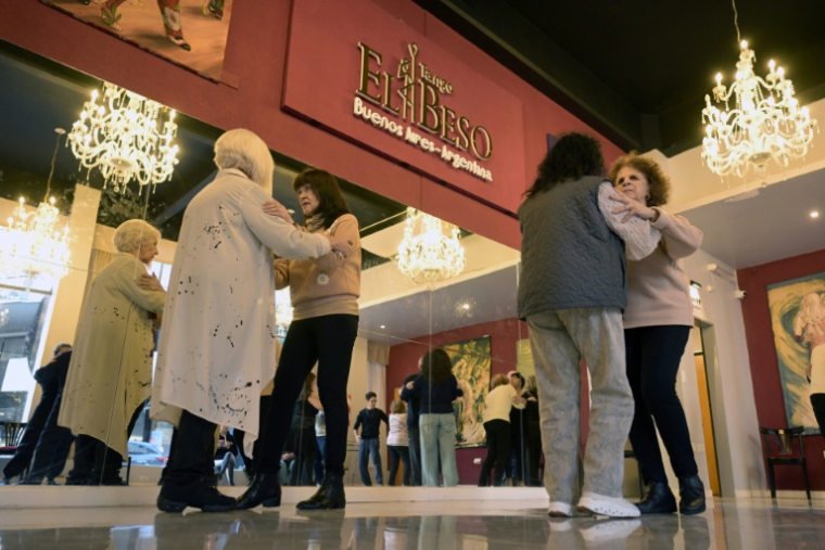 Des femmes souffrant de la maladie de Parkinson dansent le tango lors d'une séance de "tango-thérapie", à Buenos Aires, le 26 août 2025 ( AFP / JUAN MABROMATA )