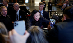 L'opposante vénézuélienne et prix Nobel de la paix Maria Corina Machado salue ses partisans rassemblés devant le Grand Hotel d'Oslo, le 11 décembre 2025 ( AFP / Odd ANDERSEN )