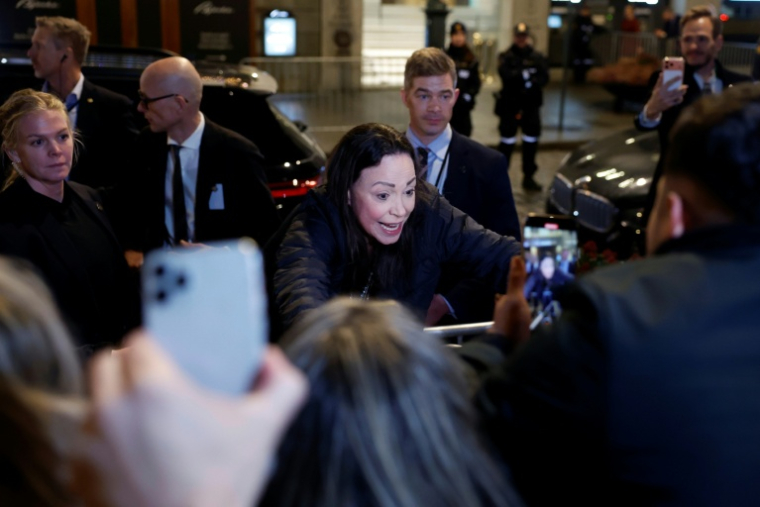 L'opposante vénézuélienne et prix Nobel de la paix Maria Corina Machado salue ses partisans rassemblés devant le Grand Hotel d'Oslo, le 11 décembre 2025 ( AFP / Odd ANDERSEN )